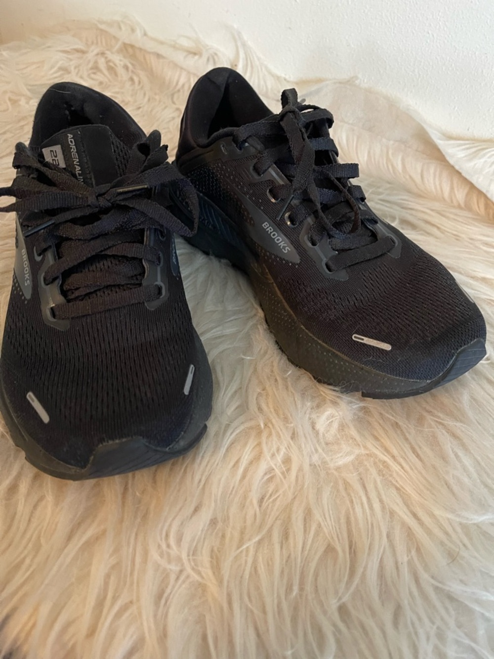 Women’s Brook Shoes Size 8!